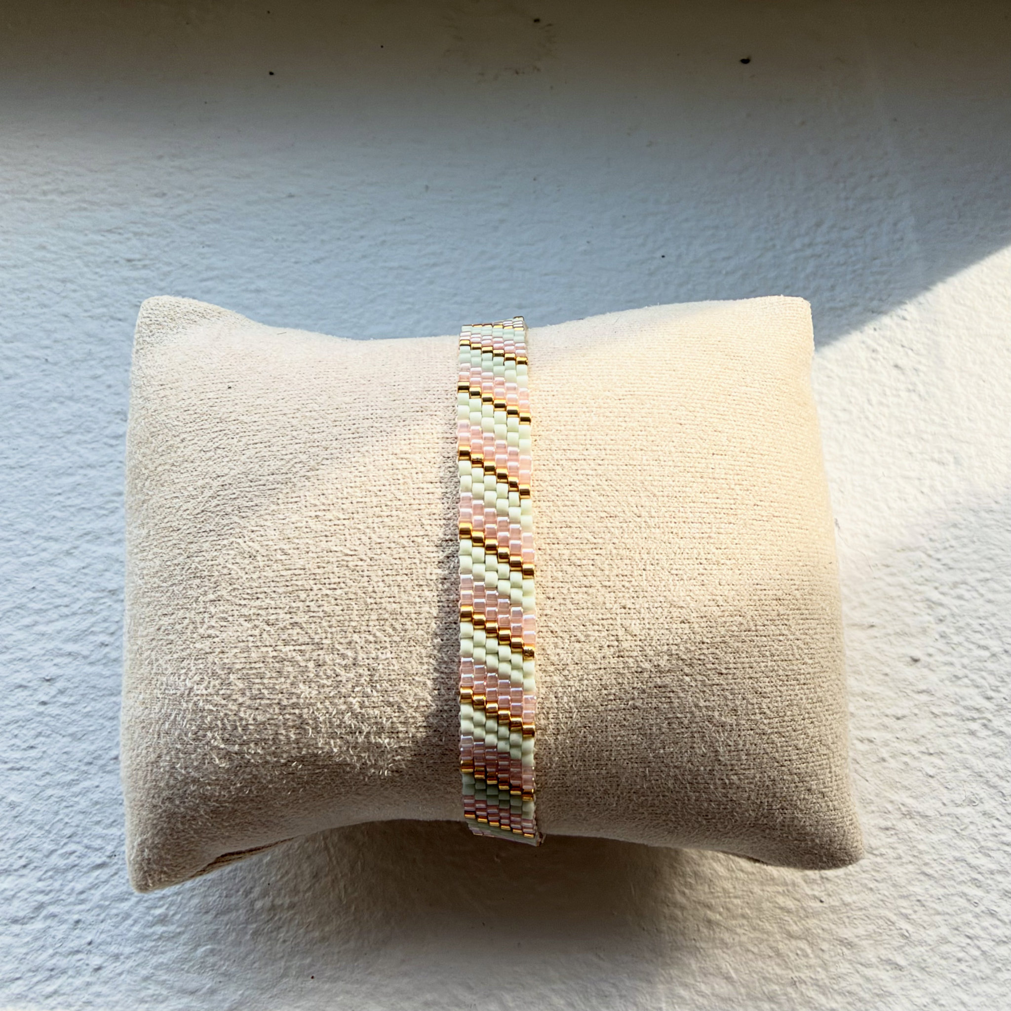 Håndsyet armbånd lyserød / mint / guld
