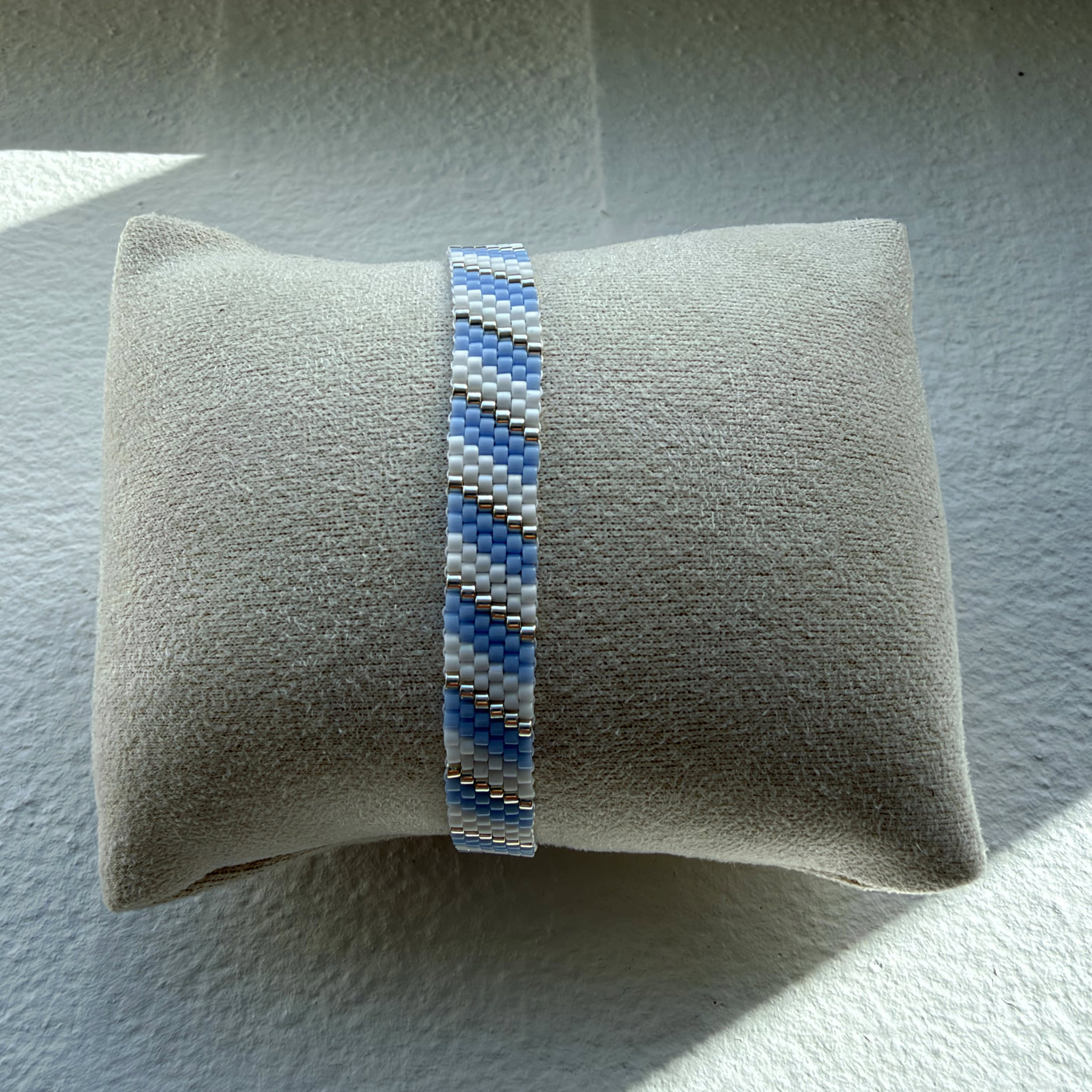 Håndsyet armbånd i lyseblå / hvid