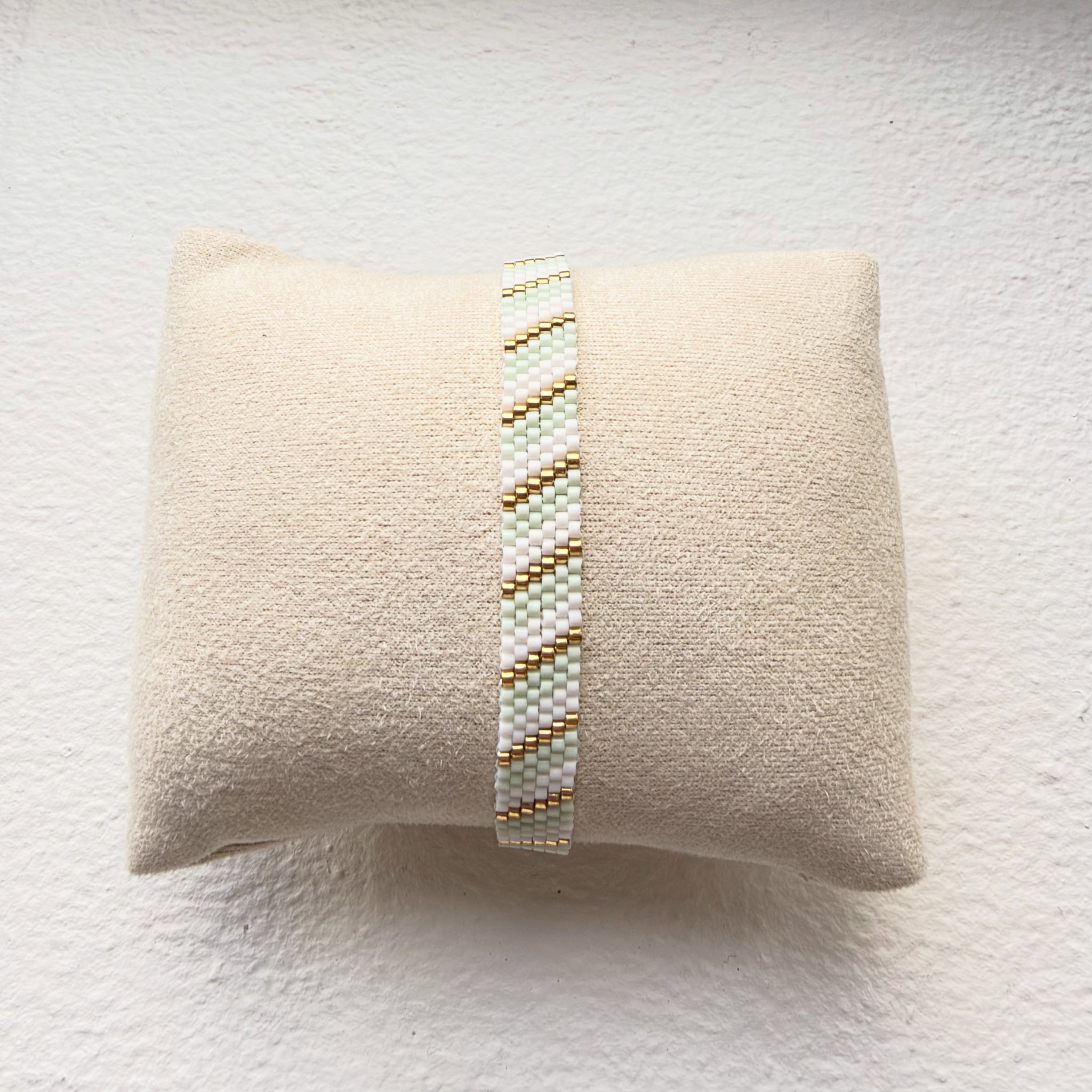 Håndsyet armbånd hvid / mint / guld
